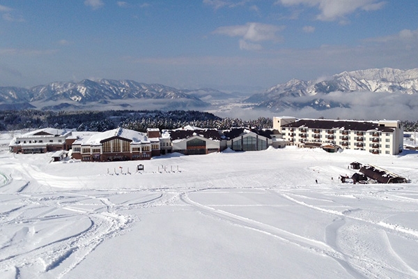 ゲレンデからのホテル全景